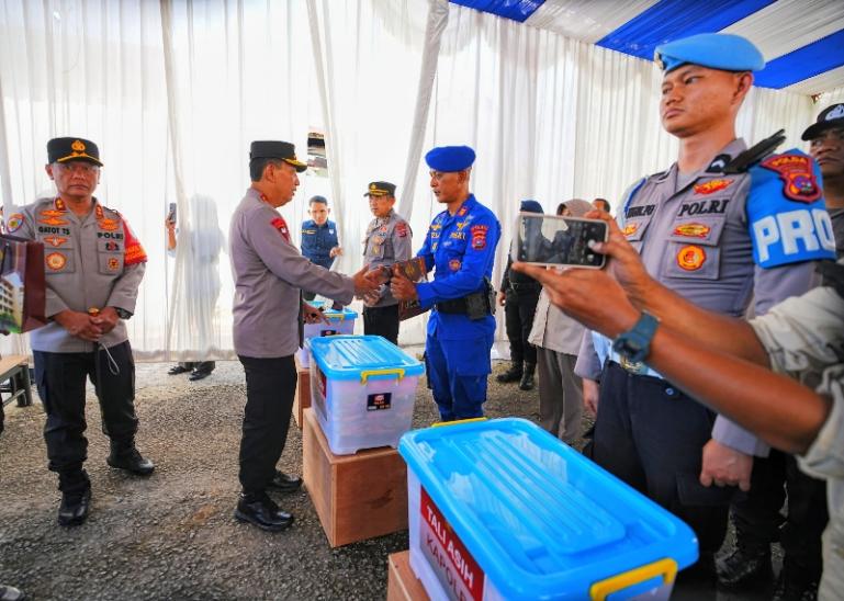 Kapolri Jenderal Polisi Listyo Sigit Prabowo serahkan bantuan kemanusian bagi anggota Polri di Sumbar terdampak bencana, di Padang, Kamis (18/12/2025). IST
