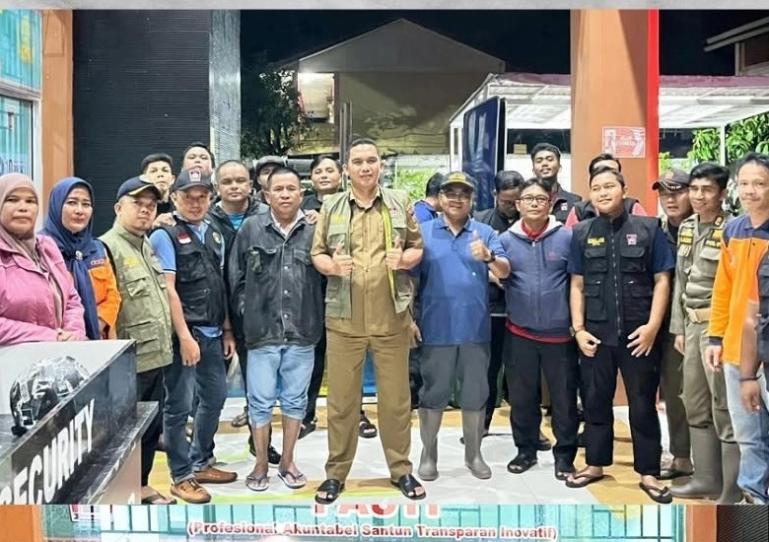 Camat Lubeg, Andi Amir bersama pihak kelurahan dan Forkopimcab seusai rapat kesiapsiagaan tanggap darurat bencana,  Selasa (25/11/2025) malam. IST