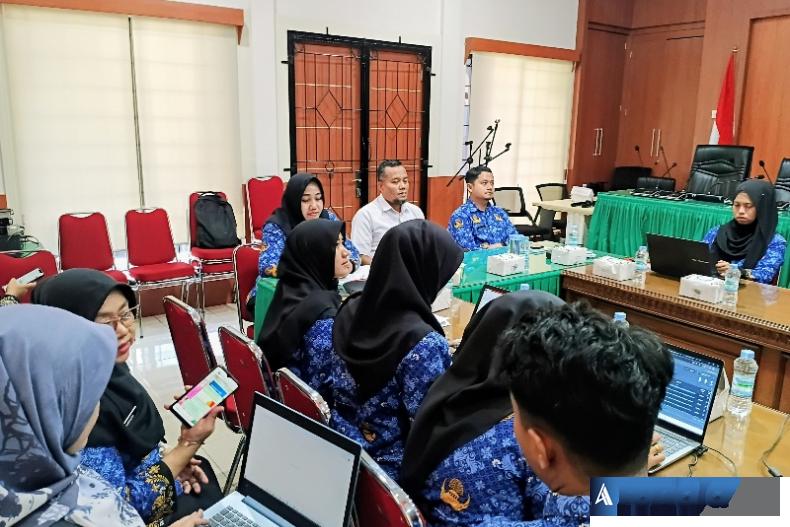 Kesekretariatan Bawaslu Sumbar gelar rapat dalam kantor bersama Bawaslu kabupaten kota secara daring menyangkut pelaporan kinerja dan keuangan, Senin (1/12/2025). (dok : arunala.com)