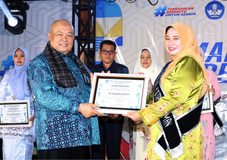 Kota Pariaman, Ny Yosneli Balad menerima penghargaan Apresiasi Bunda PAUD dari Kemendikdasmen RI, Sabtu malam (22/11/2025). IST