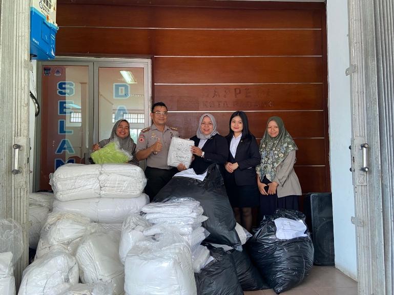 Hotel Santika Premiere Padang dan Amaris Padang menyalurkan bantuan kemanusiaan berupa linen layak pakai dengan total berat mencapai 904 kilogram. IST