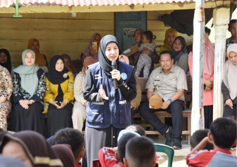 Natasha Rezki dari Komunitas @kitabisa.com beserta tim berikan trauma healing kepada anak-anak PAUD korban bencana alam di Desa Pungguang Ladiang, Kota Pariaman, Kamis (4/12/2025). IST