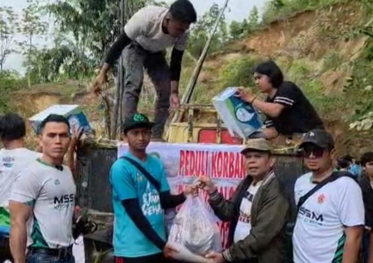 Pengurus dan anggota KSMR turun tangan membantu para korban banjir di Sumbar di salah satu lokasi kemarin. IST