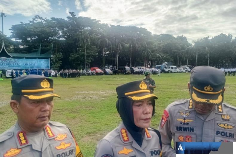 Karoops Polda Sumbar, Kombes Pol Muhammad Erwin bersama Kabid Humas Kombes Pol Susmelawati Rosya beri keterangan pada wartawan  soal pengamanan Nataru tahun ini di Padang, Jumat (19/12/2025). (dok : arunala.com)
