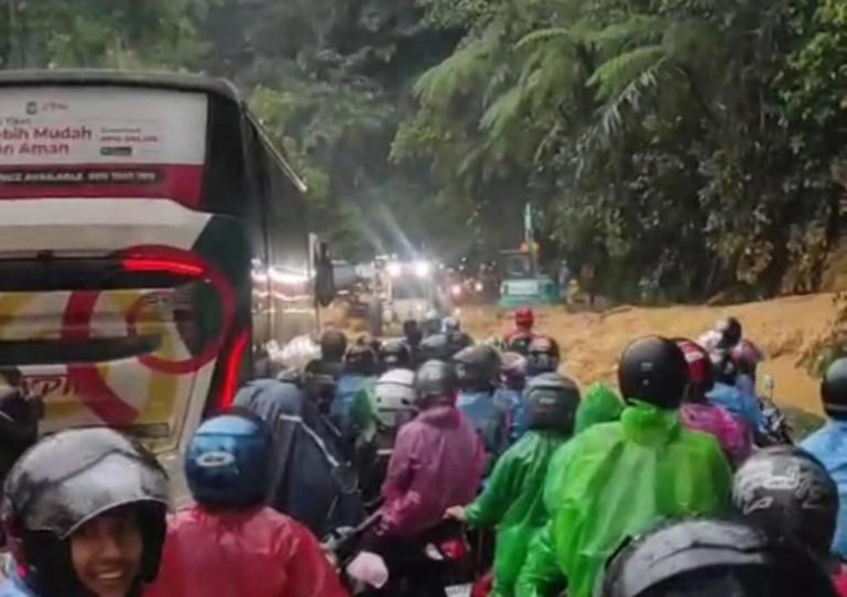 Banyak kendaraan yang akan menuju Kota Padang tertahan di kawasan Panorama 1 akibat terjadinya longsor pada Selasa (30/12/2025) sekitar pukul 16.00 WIB. IST