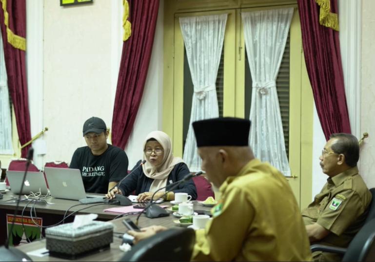 Gubenur Sumbar, Mahyeldi saat menerima audensi komunitas heritage yang membahas isu pembongkaran jembatan kereta api (KA) di kawasan Lembah Anai di Istana Gubernur, Selasa (30/12/2025). IST