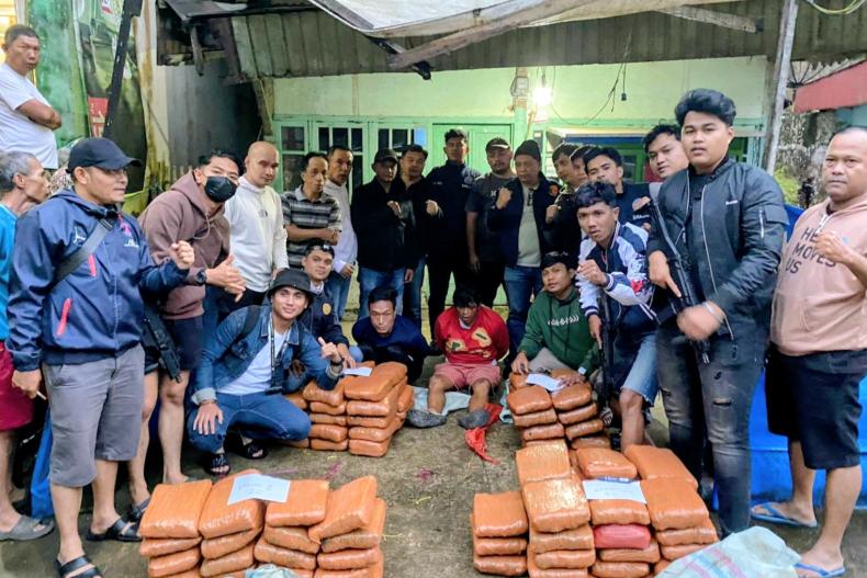 Petugas BNNP Sumbar saat berhasil gagalkan penyelundupan 100 paket ganja asal Sumut, Rabu (17/12/2025). IST