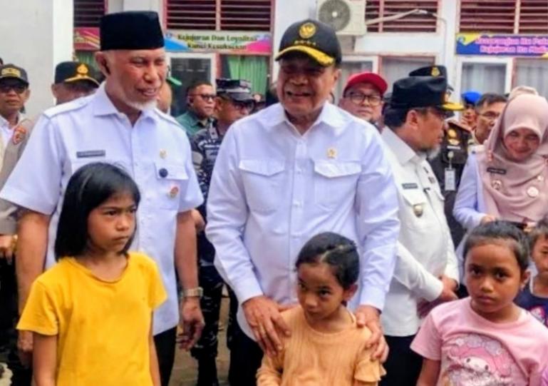 Menko Polhukam, Djamari Chaniago bersama Gubernur Sumbar, Mahyeldi melihat warga terdampak bencana di Posko Tanggap Darurat SDN 02 Cupak Tangah, Kecamatan Pauh, Kota Padang, Rabu (3/12/2025). IST