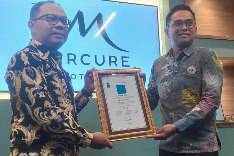 General Manager Hotel Mercure Padang, Ferry Yudhi Iswoyo, didampingi oleh Human Resources Manager Didi Primputra memperlihatkan Sertifikat Green Key. IST