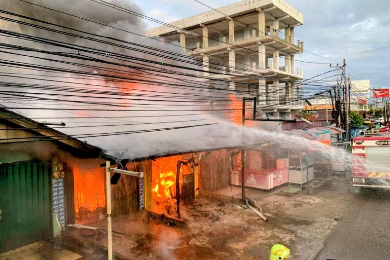 Petugas Damkar Kota Padang lakukan pemadaman api yang membakar beberapa bangunan toko di Air Tawar, Kota Padang, Minggu pagi (21/12/2025). IST