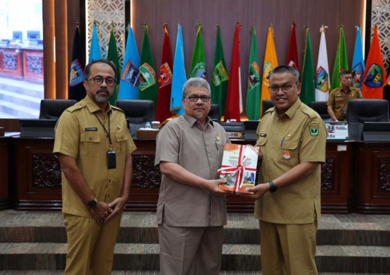Ketua DPRD Sumbar Muhidi serahkan dokumen berisikan hasil aspirasi masyarakat yang dirangku dari reses para anggota dewan kepada Sekprov Sumbar Arry Yuswandi, Senin (29/12/2025). IST