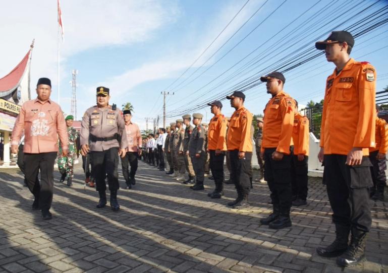 Wakil Wali Kota Pariaman Mulyadi bersama Kapolres Pariaman  AKBP Andreanaldo Ademi  periksa pasukan pengamanan Nataru di Pariaman, Jumat sore (19/12/2025). IST