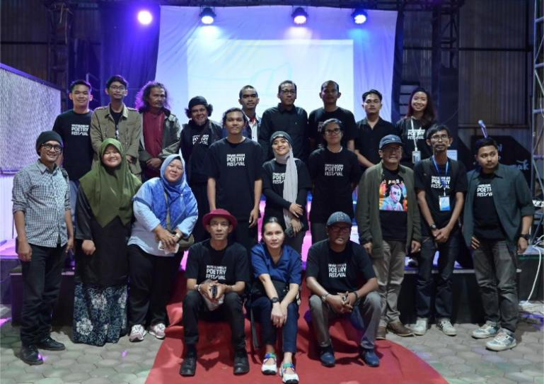 Panitia pelaksana PPF 2025 bersama para peserta di saat penutupan kegiatan di Agam Jua Art & Culture Cafe, Payakumbuh, Sabtu malam (29/11//2025) kemarin. IST