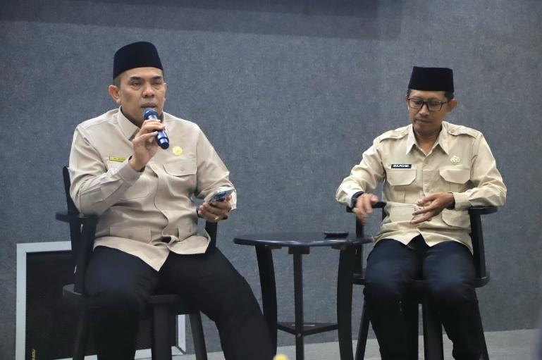 Plt Kepala Kanwil Kementerian Haji dan Umrah Sumbar, M. Rifki saat Rapat Konsolidasi Bersama Bank Penerima Setoran (BPS-Bipih) yang digelar di Asrama Haji Tabing, Padang, Rabu (31/12/2025). IST