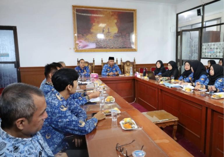Wakil Wali Kota Mulyadi pimpin rapat percepatan proses penyusunan RDTR dan KLHS RDTR Kota Pariaman, di ruang rapat wakil wali kota, Senin (17/11/2025). IST