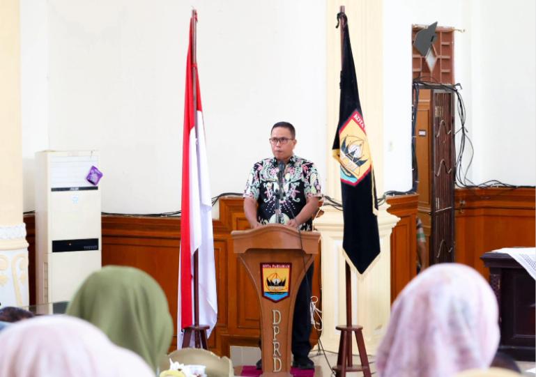 Wawako Mulyadi sampaikan jawaban Pemko Pariaman atas pandangan umum fraksi menyangkut Ranperda APBD 2026, Kamis (13/11/2025). IST