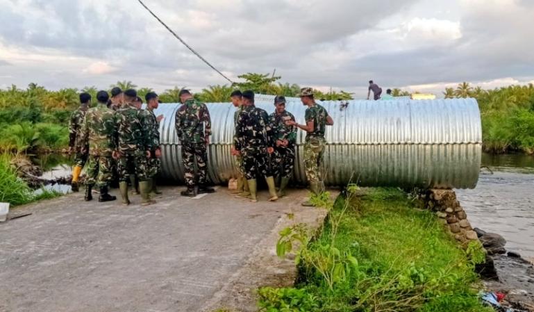 Telihat gabungan personel TNI AD sedang memasang jembatan Aramco yang menghubungkan akses jalan antara Nagari Ranah Pesisir menuju Mahakarya, Kabupaten Pasaman Barat (Pasbar). IST