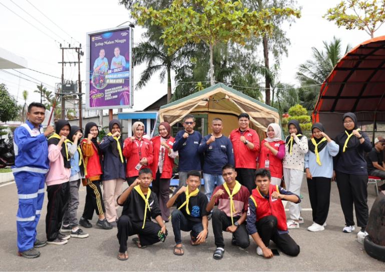 PMI Kota Pariaman bersama FORPIS di kota itu saat melakukan pelatihan peningkatan kapasitas dan kemampuan para siswa dalam kedaruratan bencana di kota itu, Minggu (30/11/2025). IST