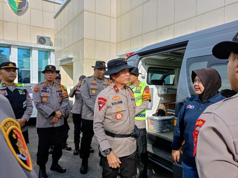 Wakapolda Sumbar Brigjen Pol Solihin saat menerima ambulans operasional sebagai perbantuan dari Polda Bengkulu untuk mendukung misi kemanusiaan di Sumbar, Minggu, (7/12/2025). IST