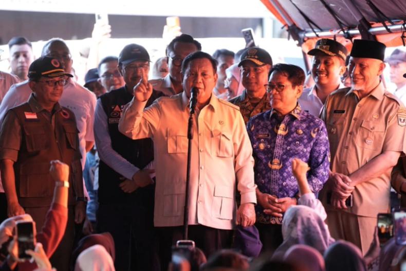 Presiden RI, Prabowo Subianto saat menemui warag terdampak bencana banjir bandang di Komplek Bumi Kasang Permai, Batang Anai, Kabupaten Padang Pariaman. Senin (1/12/2025). IST