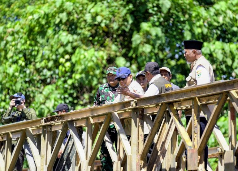 Presiden Prabowo bersama Gubernur Sumbar, Mahyeldi meninjau pembangunan jembatan Bailey Padang Mantuang, Padangpariaman yang dibangun TNI AD bersama masyarakat setempat, Kamis (18/12/2025). IST