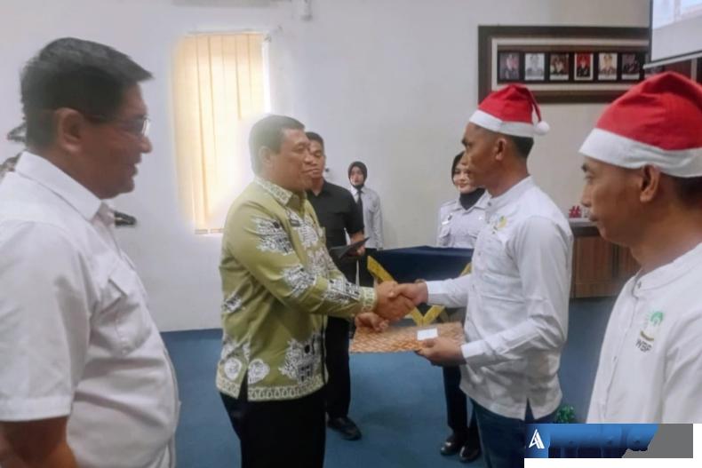 Kepala Kanwil Ditjenpas Sumbar, Kunrat Kasmiri, serahkan dokumen pemberian remisi khusus Natal kepada salah satu warga binaan Lapas Muara Kelas II A Padang, Kamis (25/12/2025). (dok : arunala.com)