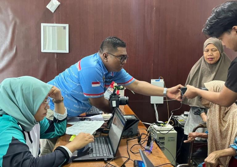 Petugas perekaman KTP eletronik di Kecamatan Lubeg saat melakukan perekaman pada salah seorang warga, beberapa waktu lalu. IST