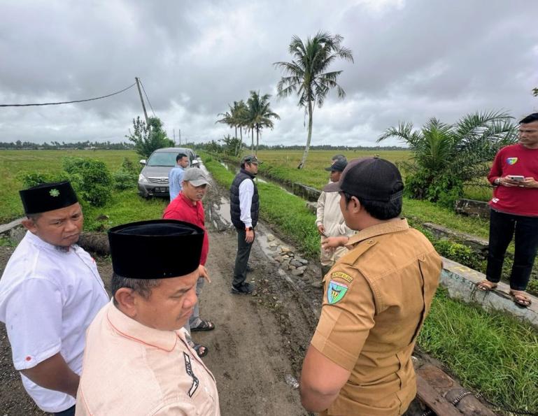 Anggota Komisi IV DPR RI Rahmat Saleh saat meninjau pembangunan irigasi tersier yang dinilainya lambat pengerjaannya di Kecamatan Pancung Soal, Pessel, Senin (15/12/2025) kemarin. IST