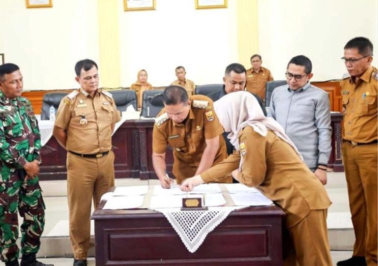 Wawako Mulyadi tandatangani nota pengesahan rancangan KUA dan PPAS 2026 Kota Pariaman, Senin (3/11/2025). IST