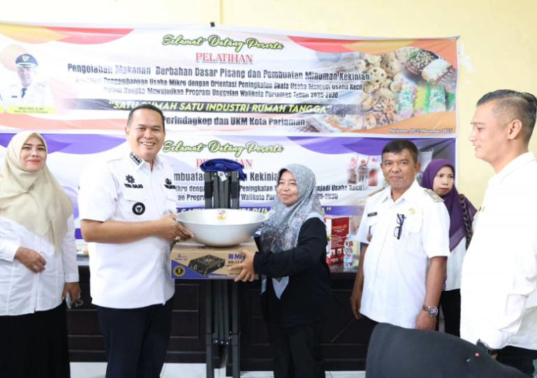 Salah seorang pelaku UMKM terima bantuan peralatan pengolahan minuman yang diserahkan Wali Kota Pariaman, Yota Balad, Rabu (24/12/2025). IST