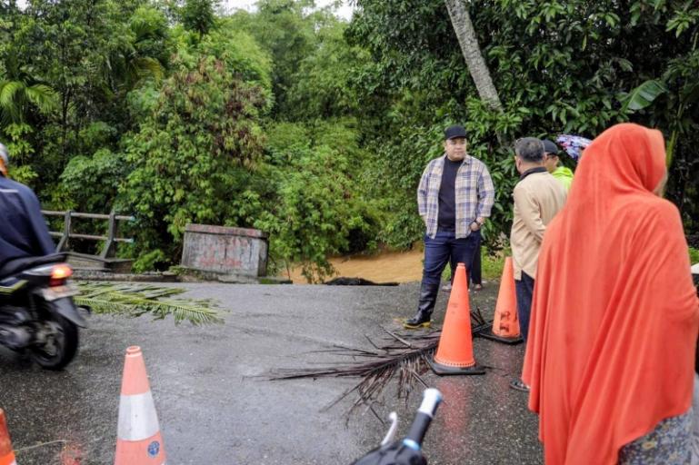 Wakil Ketua DPRD Sumbar, Nanda Satria saat meninjau kondisi arus lalu lintas yang ada di jalur Sitinjau Lauik, Jumat (12/12/2025). IST
