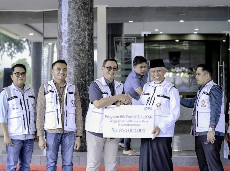 Gubernur Sumbar, Mahyeldi secara simbolis menerima bantuan kemanusian bagi korban bencana dari Relawan Elang BRI, di Padang, Jumat (5/12/2025). IST