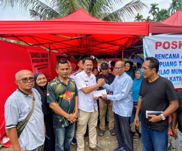 Pembina JPS Sumbar, M Nurnas, didampingi Ketua FWPSB) Novrianto Ucok, serta Ketua PJKIP Sumbar Almudazir saat serahkan bantuan pada masyarakat di Kampuang Tangah, Padangpariaman, Jumat (12/12/2025). IST