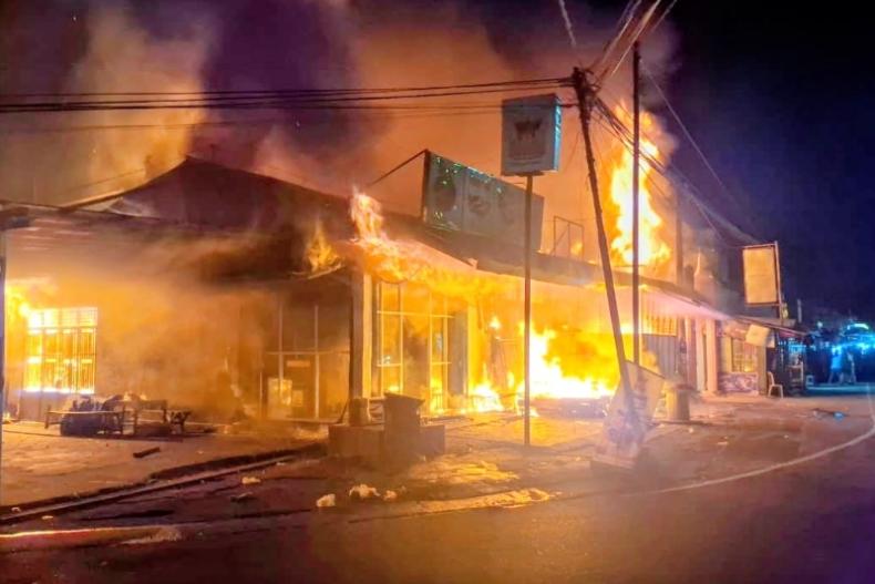 Suasana api membakar toko dan rumah warga yang ada di kawasan Bandar Buat, Luki, Kota Padang, Sabtu malam (27/12/2025). (dok : damkar padang)