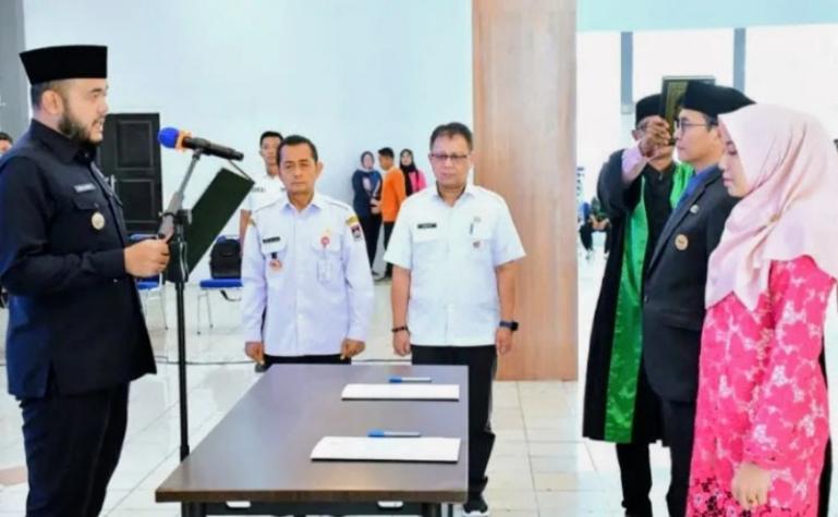 Wali Kota Padang, Fadly Amran saat melantik ratusan Kepala Sekolah Dasar dan pejabat teknis lainnya di lingkup Pemko Padang, Rabu (31/12/2025). IST