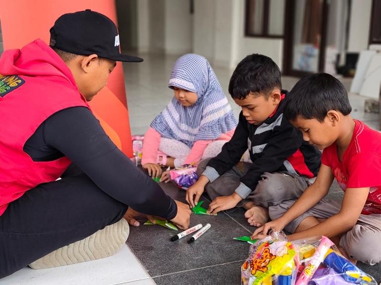 Anak-anak yang terdampak bencana di Sumatera mendapat pendampingan psikososial dari Telkomsel. IST