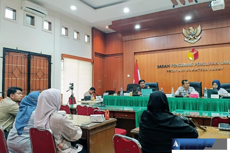 Kabag Administrasi Bawaslu Sumbar, Mafral pimpin RDK dengan para Kasubag SDM Bawaslu kabupaten kota di ruang sidang Bawaslu Sumbar, Sabtu (20/12/2025). (dok : arunala.com)