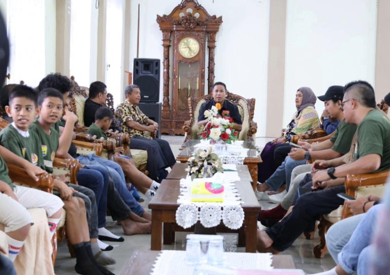 Wawako Pariaman, Mulyadi saat menerima kunjungan tim Porserosi kotanya yang akan turun dalam Kejurda sepatu roda tingkat Sumbar, Kamis (20/1/2025). IST