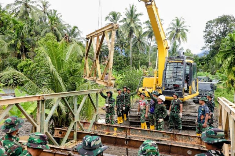 Personel TNI AD Kodam XX/TIB membangun jembatan Bailey tambahan di beberapa tempat di Sumbar pasca bencana banjir. IST