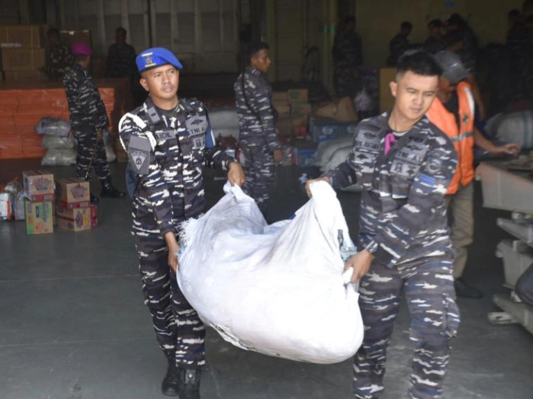 Personel Komando Daerah Angkatan Laut (Dankodaeral) II sedang mengeluarkan berbagai kebutuhan pokok bagi korban bencana dari lambung KRI SMG-594 yang sandar di Pelabuhan Teluk Bayur Padang, Sabtu (6/12/2025). IST