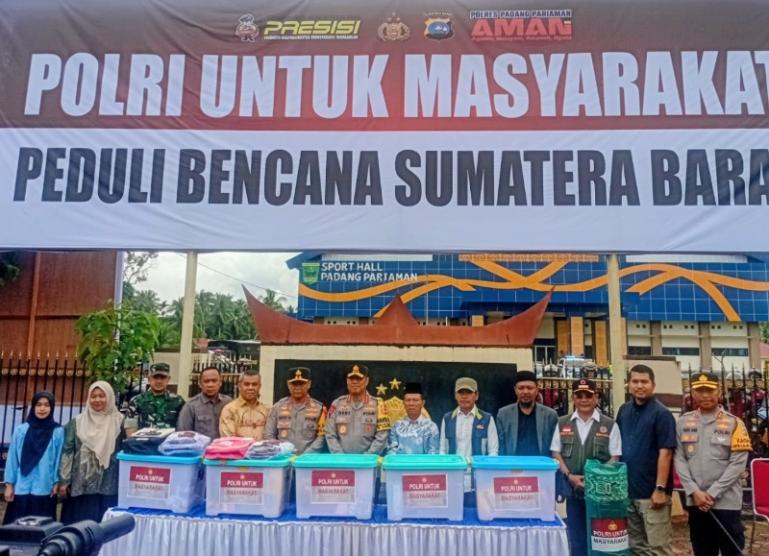 Wakapolri Komjen Pol Dedi Prasetyo didampingi Kapolda Sumbar, Irjen Pol Gatot Tri Suryanta saat serahkan bantuan dari Polri kepada warga terdampak bencana di Kabupaten Padangpariaman, Minggu (28/12/2025). (dok : arunala.com)