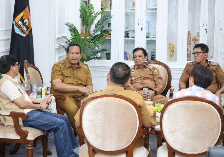Wali Kota Pariaman Yota Balad saat menjamu Direktur Peringatan Dini BNPB, Afrial Rosya di Balaikota Pariaman, Selasa (2/12/2025). IST