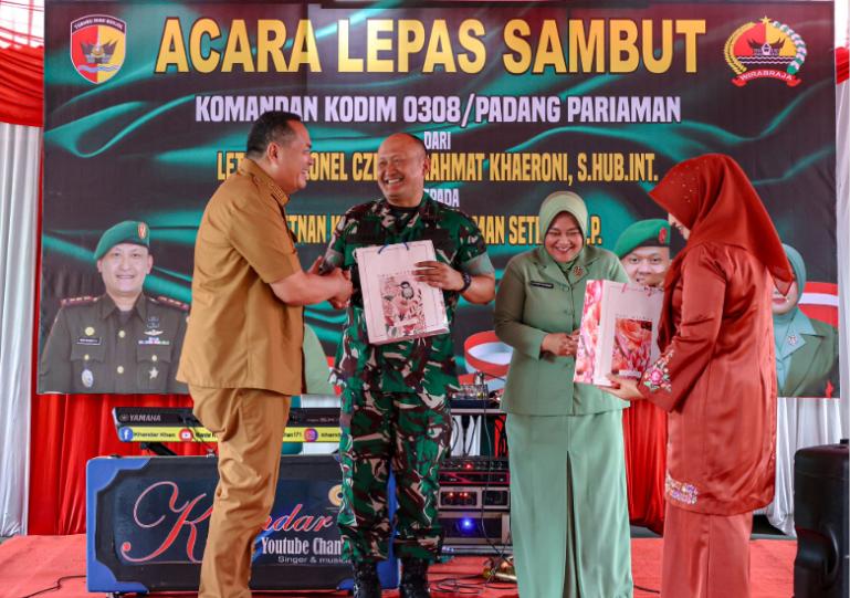 Wali Kota Pariaman, Yota Balad bersama istri Hadiri Lepas Sambut Dandim 0308 Pariaman, Senin (15/12/2025). IST