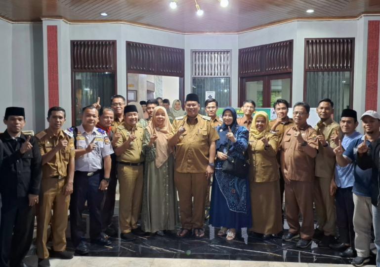 Wali Kota Pariaman, Yota Balad kunjungi pemondokan kafilah MTQ Kota Pariamandi Hotel Nikita, Kota Bukittinggi, Selasa (16/12/2025) malam. IST