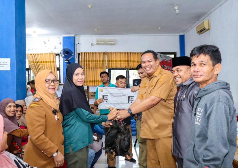 Wali Kota Pariaman Yota Balad secara simbolis menyerahkan bantuan ayam buras KUB kepada masyarakat, Senin (24/11/2025). IST