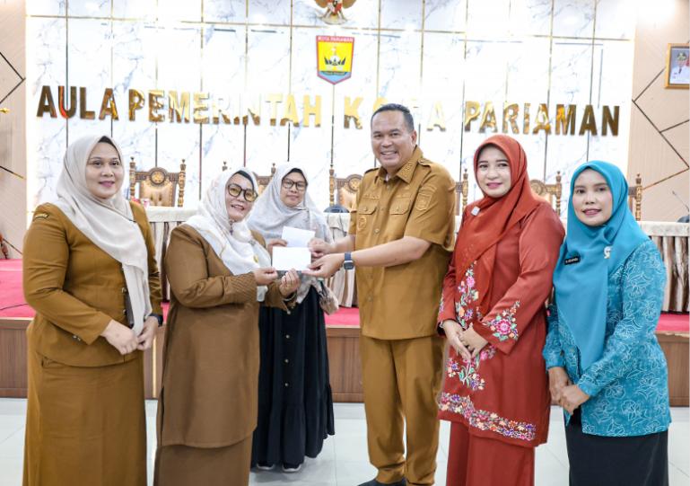 Wako Pariaman Yota Balad secara simbolis serahkan penggantian transportasi untuk Dasawisma Kecamatan Pariaman Timur, di Aula Balaikota Pariaman, Senin (15/12/2025). IST