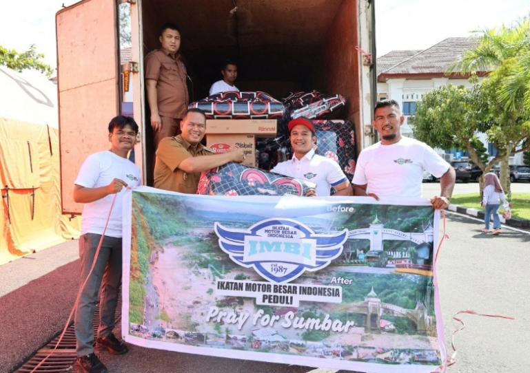 Wali Kota Pariaman Yota Balad menerima bantuan untuk korban banjir di kota itu dari kominutas IMBI diwaliki Kurnia dari IMBI Region Sumbar, Jumat (19/12/2025). IST