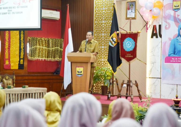 Wali Kota Yota Balad saat hadiri Hari Ibu ke-97 dan Hari Ulang Tahun Dharma Wanita Persatuan (DWP) ke 26 tingkat Kota Pariaman, diadakan di Aula Balaikota Pariaman, Senin (22/12/2025). IST