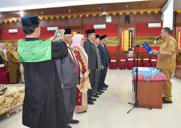 Empat pejabat Eselon II saat dilantik Wali Kota Pariaman, Yota Balad, Selasa (4/11/2025). IST
