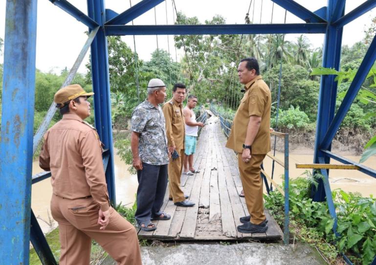 Wali Kota Pariaman Yota Balad didampingi Sekko Pariaman Afrizal Azhar meninjau salah satu jembatan gantung yang rusak akibat banjir di salah satu desa di kota itu, Selasa (2/12/2025). IST